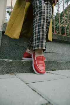 女人的腿多变的裤子红色的鞋子