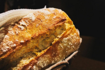 新鲜烤乡村白色小麦面粉面包面包卷篮子黑色的背景