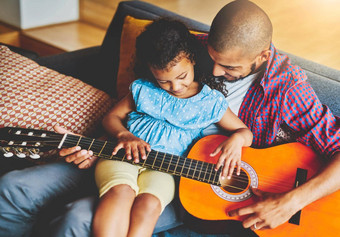 分享音乐分享爱拍摄可爱的女孩父亲玩吉他沙发首页