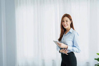 企业家业务老板会计肖像开始小企业亚洲人持有微笑平板电脑办公室