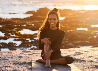 幸福发现拍摄有吸引力的年轻的女人坐着<strong>瑜伽</strong>席<strong>瑜伽</strong>会话海滩<strong>日</strong>落