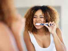 刷牙事情拍摄年轻的女人刷牙牙齿浴室