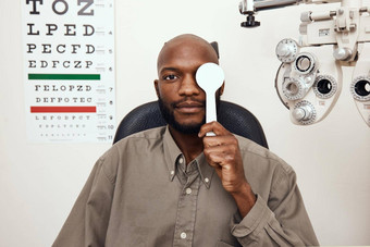 眼睛测试健康拍摄年轻的男人。覆盖眼睛遮光板眼睛考试
