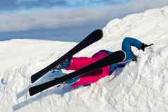 女人下降了滑雪板山雪高风险活动极端的体育运动保险概念
