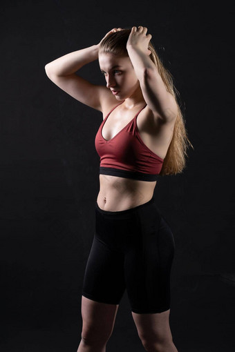 手女孩哑铃头健身黑色的体育锻炼女适合锻炼活跃的教练运动服装人护理重量美肌肉发达的能源
