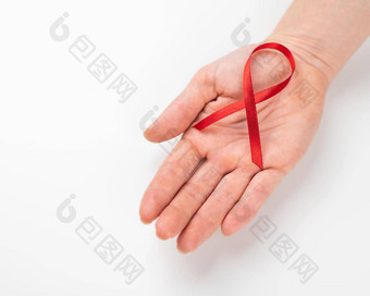 女棕榈红色的丝带白色背景象征战斗艾滋病