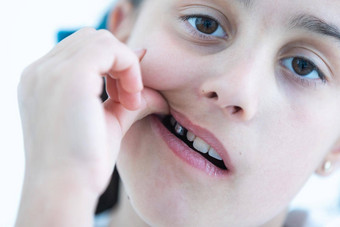 女孩显示健康的牙齿牙科办公室微笑等待检查早期<strong>预防儿童</strong>口腔修复科恐惧概念