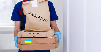 男人。持有盒子援助乌克兰难民可怜的公民找到战争乌克兰俄罗斯人道主义援助概念捐赠难民