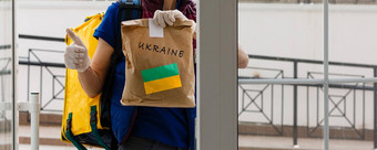 男人。持有盒子援助乌克兰<strong>难民</strong>可怜的公民找到战争乌克兰俄罗斯人道主义援助概念捐赠<strong>难民</strong>