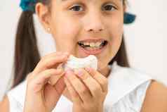 少年持有牙科投模型开始矫正治疗与牙齿治疗完成