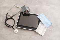 医疗设备听诊器平板电脑灰色背景