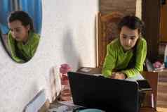 孩子们教育遥远的学习概念学生女孩耳机移动PC电脑首页