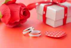 婚礼环礼物盒子玫瑰花红色的