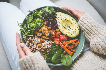 女人健康的餐碗新鲜的蔬菜健康的吃饮食健康的食物板