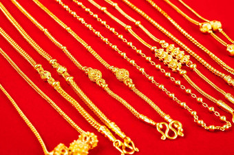 集黄金项链红色的天鹅绒织物