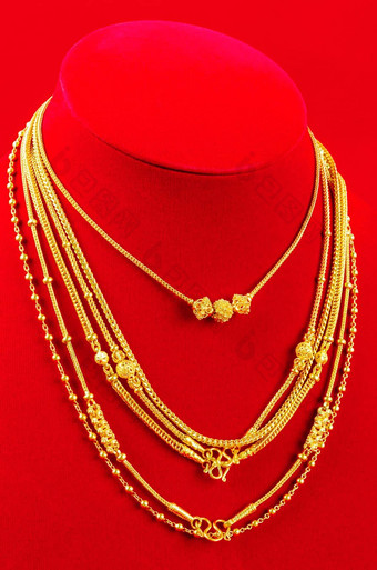 项链显示站黄金项链红色的天鹅绒织物