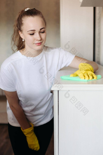 年轻的<strong>女孩</strong>穿黄色的橡胶手套擦拭家具特殊的薄荷卡嗒卡嗒的