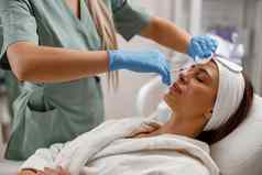 专业美容师使注射填充女脸透明质酸酸