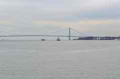 工业船只下面verrazano海湾桥纽约城市