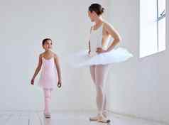 准备好了今天教训拍摄女孩练习芭蕾舞老师跳舞工作室