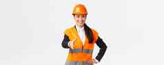 自信成功的女架构师领袖建设安全头盔反光夹克extand手握手问候业务合作伙伴建筑区域站白色背景