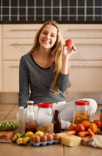 健康的吃开始<strong>首页</strong>拍摄有吸引力的年轻的女人包围食物厨房<strong>首页</strong>