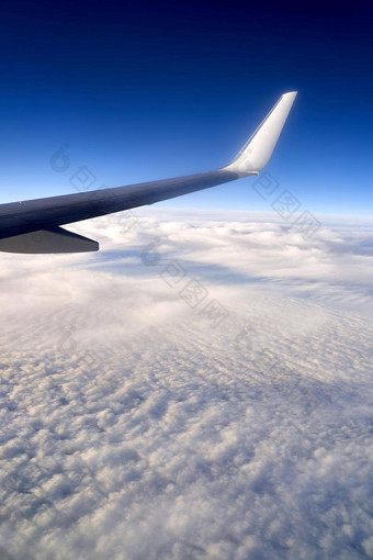飞行旅行视图飞机翼蓝色的天空背景飞机云天空