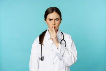 愤怒的女医生医疗保健医疗工人嘘声反对禁忌安静的手势沉默站毙瑁背景