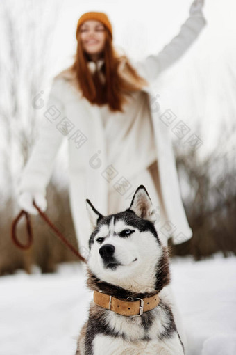 年轻的女人沙哑的雪走玩休息冬天假期