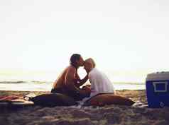不要给额头吻拍摄年轻的充满深情的夫妇分享温柔的时刻日期海滩日落