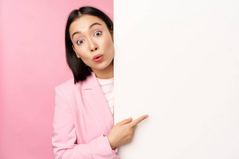 肖像年轻的日本业务女人<strong>企业</strong>夫人西装指出<strong>墙</strong>图表显示图广告空复制空间粉红色的背景