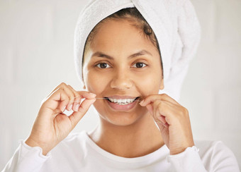 生活短微笑<strong>牙齿</strong>拍摄有吸引力的年轻的女人用牙线清洁<strong>牙齿牙齿</strong>浴室