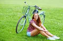 草更环保的你最快乐的拍摄年轻的女人放松草自行车骑农村