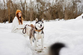 肖像女人在户外场冬天走狗生活方式