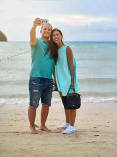 爱价值捕捉拍摄夫妇采取自拍海滩