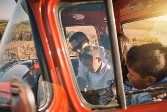 快速进站继续路拍摄快乐的年轻的家庭开车红色的皮卡卡车农村路