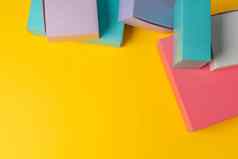 色彩斑斓的纸板盒子黄色的背景复制空间