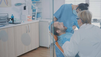 口腔学家护士牙科工具检查齿列工作