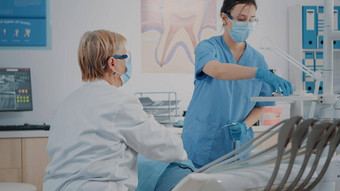 牙医助理口服护理过程病人