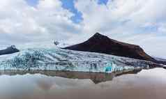 冰川湖全景巨大的冰川舌头