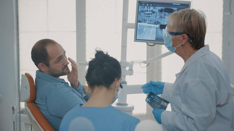 牙医护士解释雷扫描病人牙痛