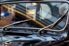 复古的车挡风玻璃挡风玻璃特写镜头部分黑色的古董车