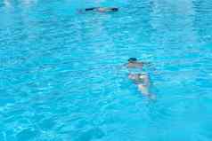 男孩潜水面具游泳水下游泳池