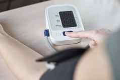 女人测量血压力电数字眼压计医疗保健医学概念