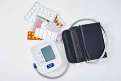 数字血压力监控医疗药片白色表格医疗保健医学概念