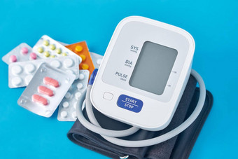 数字血压力监控医疗药片蓝色的背景医疗保健医学概念