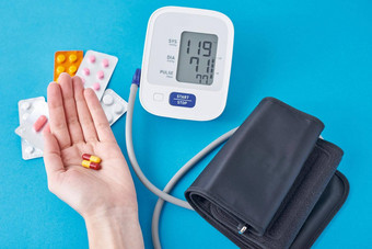 数字血压力监控医疗药片手蓝色的背景医疗保健医学概念