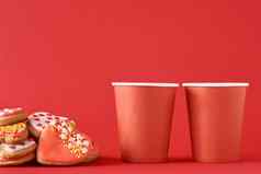 装饰心形状饼干纸咖啡杯红色的背景情人节一天食物概念