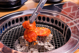 烧<strong>烤肉</strong>猪肉朝鲜文烧烤传统的风格炉子服务餐厅