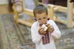 白俄罗斯男孩白俄罗斯男孩国家衣服玩具粘土小公鸡孩子们的少数民族古老的斯拉夫玩具男孩玩具吹口哨